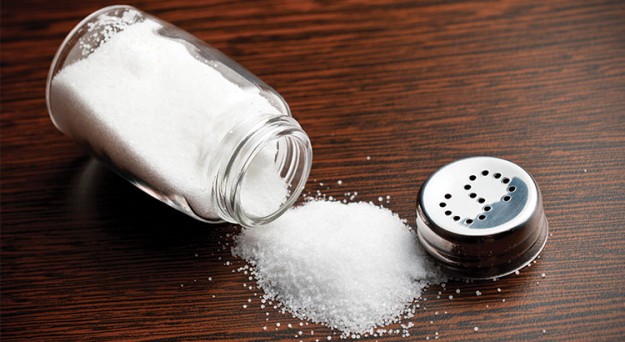 The last big study gathered the conclusions of 34 researches and confirms that limiting our salt consumption is very beneficial to our health. In very stressed people, reducing their salt intake by 4.4 grams a day would decrease on average the systolic tension by 0.5 points and the diastolic of 0.3 points (respectively, the first and second figure of the blood pressure) after four weeks. To achieve this, it is necessary to favour raw vegetables and not eat delicatessen, prepared dishes and fast food more than once a week.