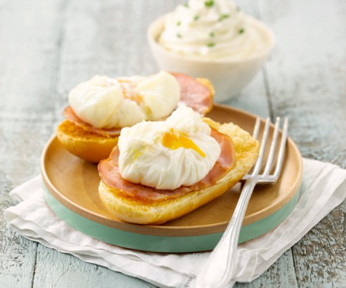 Eggs benedict with milk bread toast