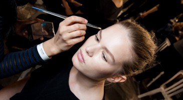 Strobing: The anti-contouring beauty trick to try out now