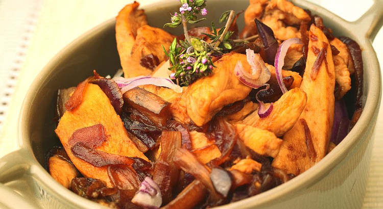 Turkey fillets with onions and yogurt sauce