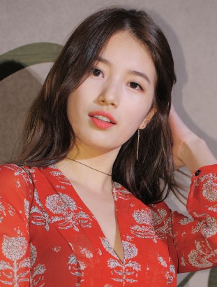 FOTD: Suzy of Miss A at the Cheongdam-dong Burberry flagship store opening