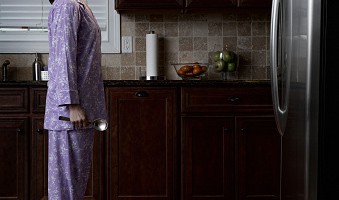Un somnambule devant un frigo