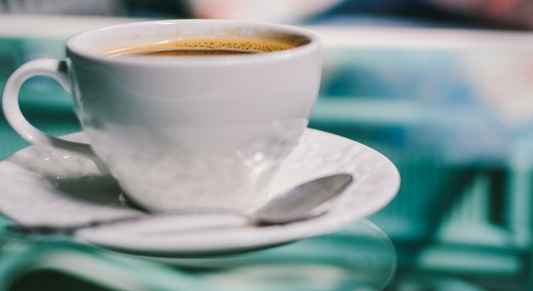Beverages that contain theine or caffeine