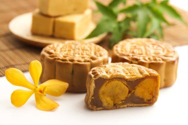 1. Baked lotus paste mooncake with double egg yolk (25g)