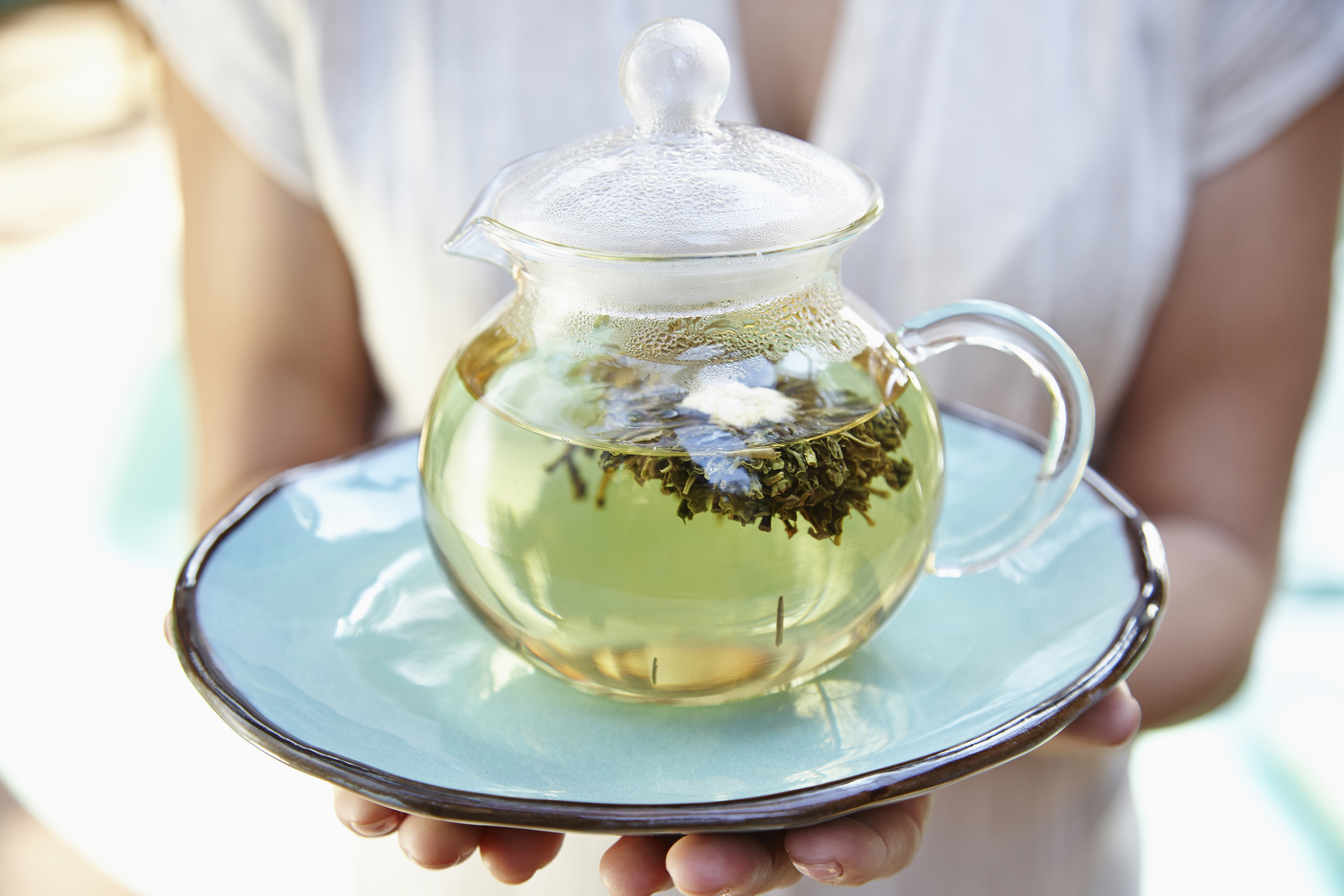 Зеленый попит. Зеленый чай. Чашка зеленого чая. Травяной чай в чайнике. Травяной чай в чашке.